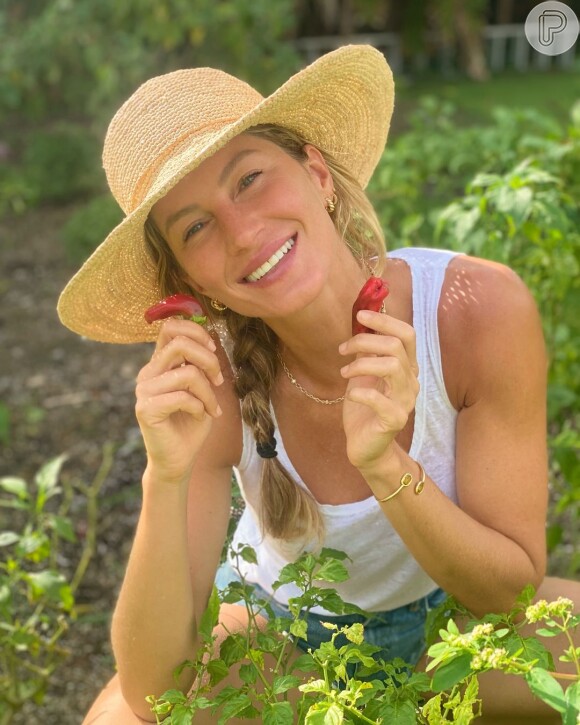 Gisele Bündchen elegeu um biquíni verde estampado de cintura baixa para a ocasião