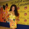 Juliana Alves entra no ritmo do Carnaval e samba com look justíssimo em feijoada no Rio de Janeiro