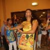 Juliana Alves usou um vestido justíssimo e mostrou a boa forma durante uma feijoada organizada pela escola de samba Unidos da Tijuca