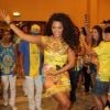 Juliana Alves entra no ritmo do Carnaval e samba com look justíssimo em feijoada no Rio de Janeiro, neste sábado, 24 de janeiro de 2015