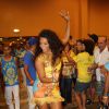 Com vestido amarelo e sandálias na cor azul, Juliana Alves sambou muito na feijoada organizada pela Unidos da Tijuca