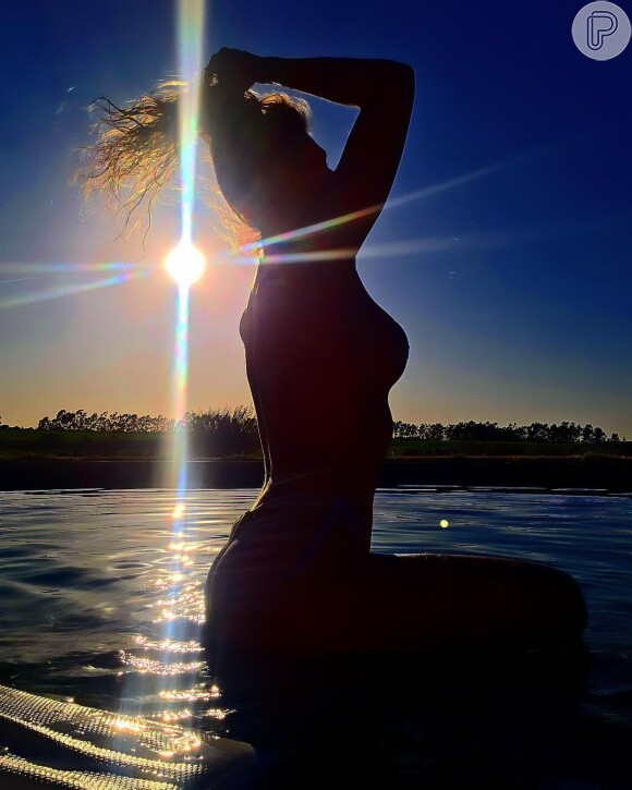 Já recuperada, Lívia Andrade atualizou suas redes sociais com algumas fotos sensuais na piscina