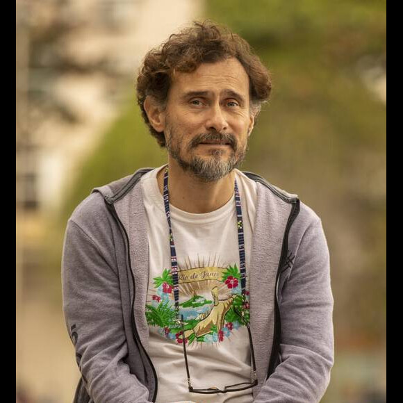 Enrique Diaz relembrou história hilária de passado amoroso com Drica Mores e atriz acrescentou mais detalhes: 'Ele estava pelado'