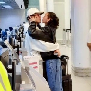 Bruna Marquezine e João Guilherme foram flagrados juntos em aeroporto recentemente