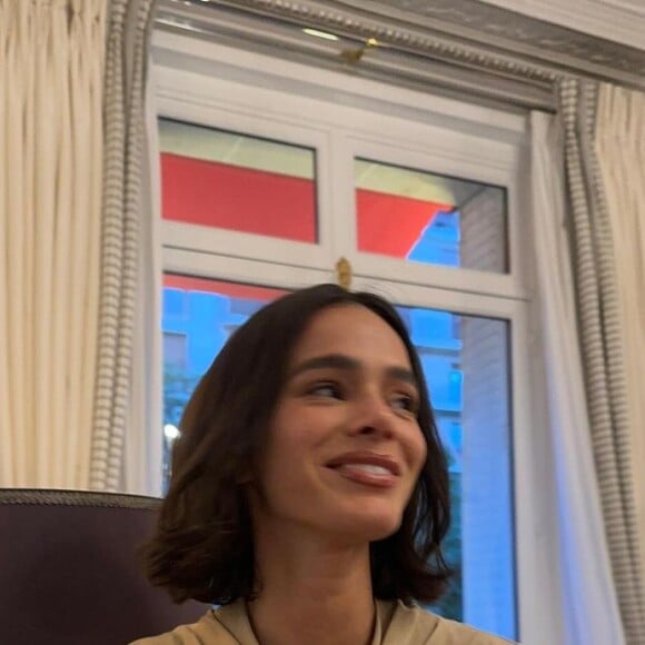 Bruna Marquezine compartilhou algumas fotos em um quarto de hotel e ganhou muitos elogios