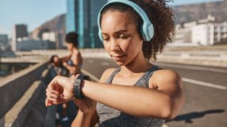 Vai começar a caminhar? Saiba como escolher o smartwatch certo para a sua atividade ao ar livre