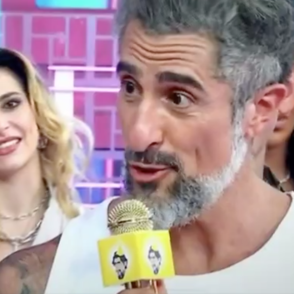 Marcos Mion falou sobre amor e selou sua mensagem com um beijão na amada, dispersando os rumores de traição