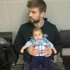 Gerard Piqué segura o filho, Milan, de 2 meses, no colo para esperar o primeiro passaporte do bebê
