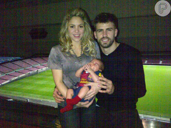 Shakira, Gerard Piqué e Milan posam para foto