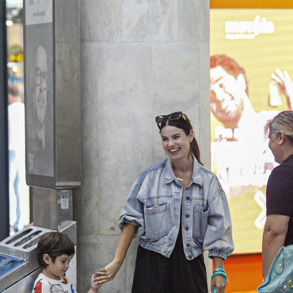 Sthefany Brito recebeu carinho do filho, Enrico, em aeroporto do RJ