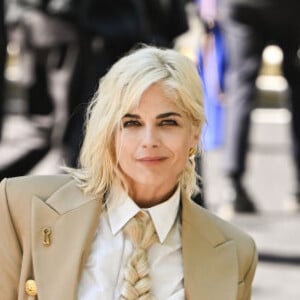 Selma Blair sofre ataque de fãs de Anitta por supostamente ignorar a cantora em evento de moda