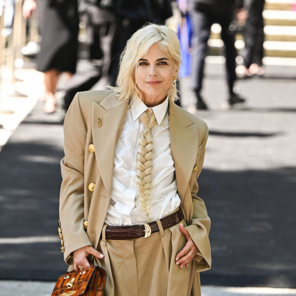 Selma Blair sofre ataque de fãs de Anitta por supostamente ignorar a cantora em evento de moda