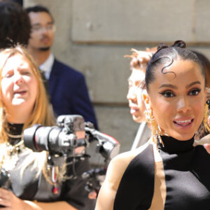 Anitta rejeitada? Atriz americana é atacada após vídeo 'ignorando' a cantora em evento de moda viralizar. Assista!