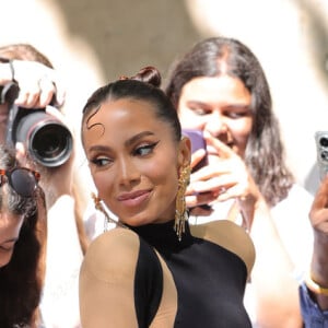 Anitta senta com estrelas internacionais na primeira fila do desfile da Schiaparelli