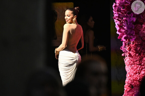 Anitta surpreende de costas nuas na primeira fila do desfile da Schiaparelli