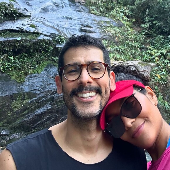 Barbara Reis também posou ao lado do marido Raphael Najan, com quem se casou no ano passado 