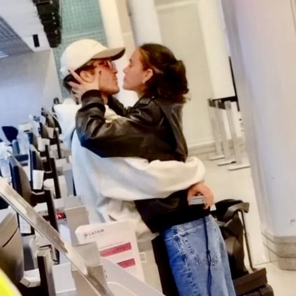 Bruna Marquezine e João Guilherme vivem um romance e foram clicados aos beijos em aeroporto em junho de 2024