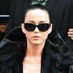 Sem sutiã, Katy Perry apimenta look preto com barriga de fora e meia-calça rasgada na Paris Fashion Week. Veja fotos!