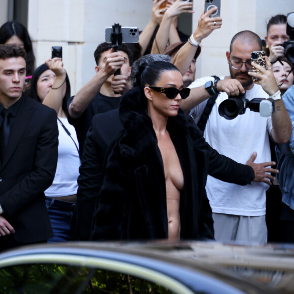 Katy Perry esteve presente no desfile da Balenciaga na Paris Fashion Week nesta quarta-feira (26)