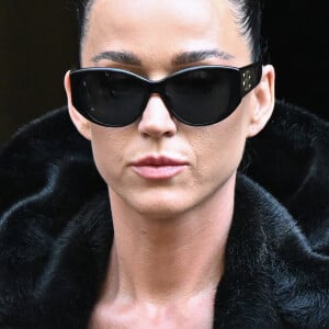 Para compor o look all black, Katy Perry escolheu um óculos de sol escuro e não sorriu para as câmeras