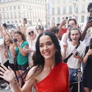 Visivelmente mais magra, Katy Perry tem mostrado suas curvas em looks colados em eventos internacionais