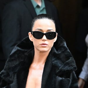 Comentários sobre o corpo de Katy Perry voltaram com força na web após cantora surgir mostrando barriga chapada na Paris Fashion Week