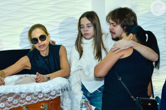 Viúva de Chrystian, Key Vieira e os filhos do casal se emocionaram no velório do cantor