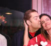 Faustão dá beijo na mulher, Luciana Cardoso, na festa de 47 anos da jornalista