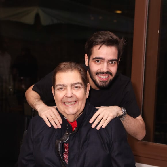 Faustão e o filho Joõ Guilherme em foto do aniversário de Luciana Cardoso, respectivamente mulher e mãe dos apresentadores