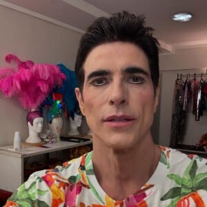 Reynaldo Gianecchini tem dado o que falar nas redes sociais por interpretar uma personagem drag queen em uma peça