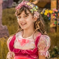 Há 10 anos, essa menina sapeca era filha de Ju Paes em novela açucarada; hoje, já tem 19 anos, é fã de biquíni e tattoo. Reconhece?