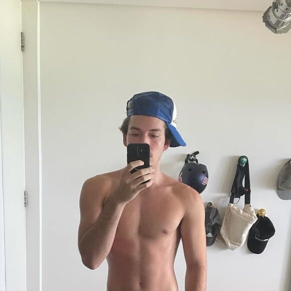 Pietro Antonelli posou sem camisa em um ensaio fotográfico e impressionou com braços torneados e peitoral definido