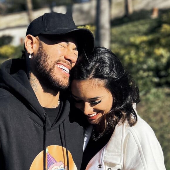 Neymar e Bruna Biancardi jantam juntos após jogador visitar nova filha, fruto de relação com Amanda Kimberly. Aos detalhes!