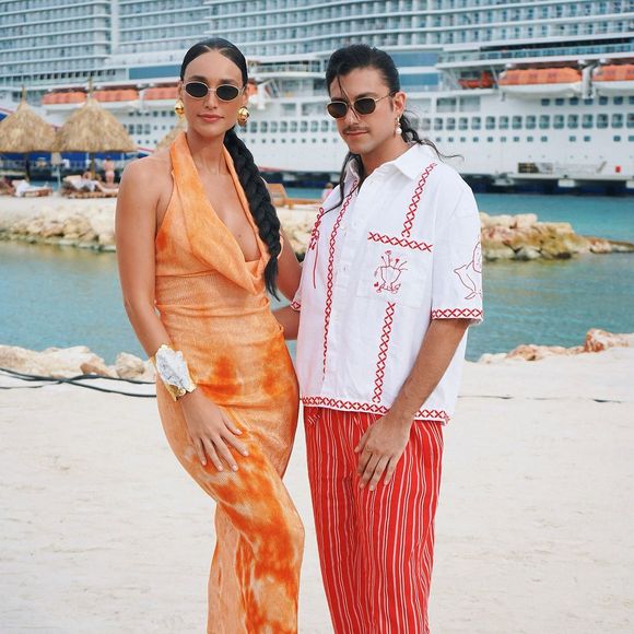 Débora Nascimento apostou em vestido mid laranja e decote ousado para participar de programa de Marcos Mion