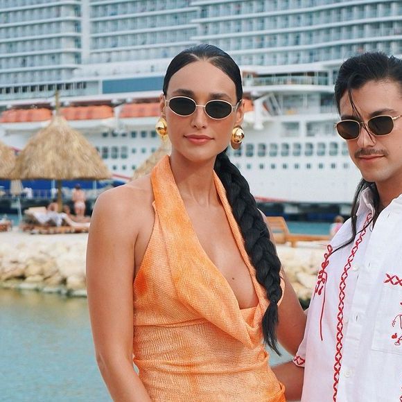 Débora Nascimento usou um vestido mid longo com um grande decote para o programa da TV Globo