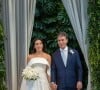 Casamento de Juliana Felmanas, herdeira da Cimed, e Felipe Santos: vestido de noiva tinha costas nuas e ausência de alças