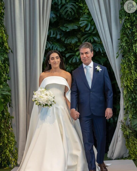 Casamento de Juliana Felmanas, herdeira da Cimed, e Felipe Santos: vestido de noiva tinha costas nuas e ausência de alças