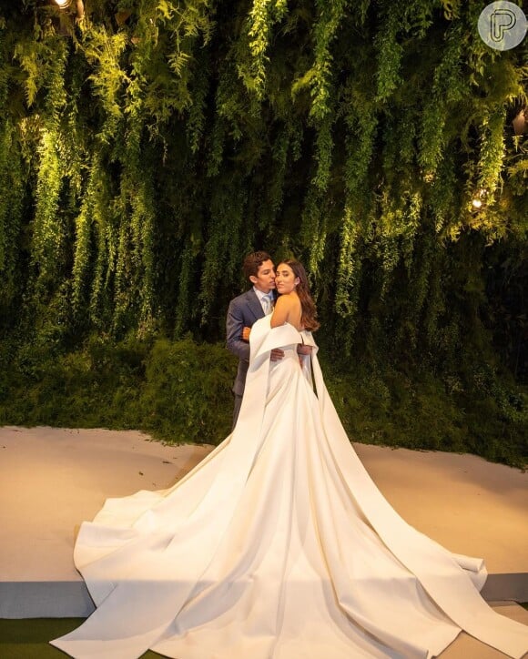 Casamento de Juliana Felmanas: vestido de noiva escolhido é do estilista Carlos Bacchi e tinha direito a uma grande cauda