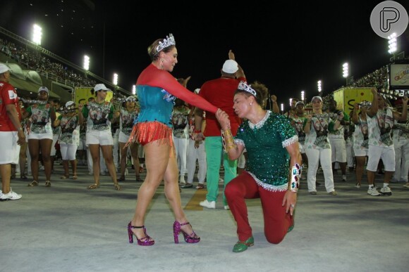 Susana Vieira brilhou no ensaio técnico da Grande Rio que aconteceu no último domingo, 25 de janeiro de 2015. Só de maiô, a artista mostrou que está em plena forma para desfilar como rainha de bateria do Carnaval 2015
