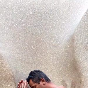 Em um dos registros do vídeo, Samuel de Assis apareceu completamente nu entre pedras esculpidas
