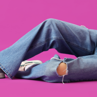 Calça jeans reta: 4 modelos dessa peça que você precisa ter no seu guarda-roupa