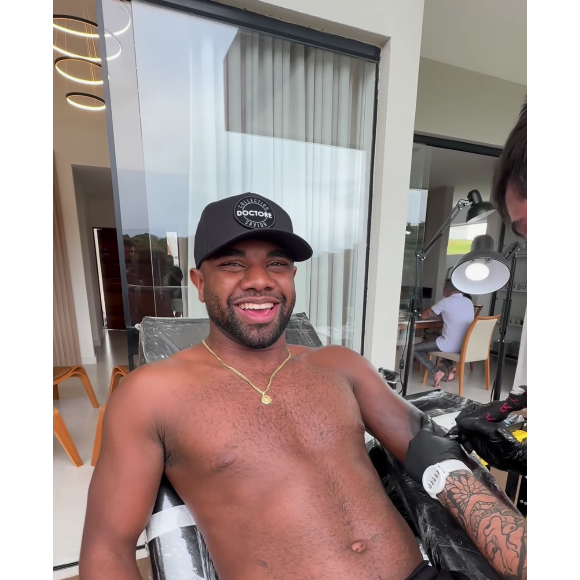 Davi Brito resolveu mudar seu corpo e passou por uma sessão de tatuagem, cobrindo todo seu braço de desenhos