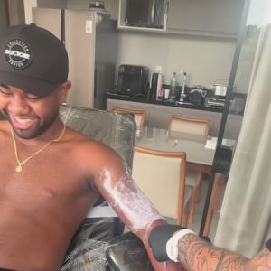 Davi Brito compartilhou todo o processo de produção de sua tatuagem em um vídeo no Instagram