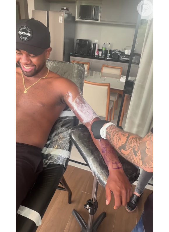 Davi Brito compartilhou todo o processo de produção de sua tatuagem em um vídeo no Instagram