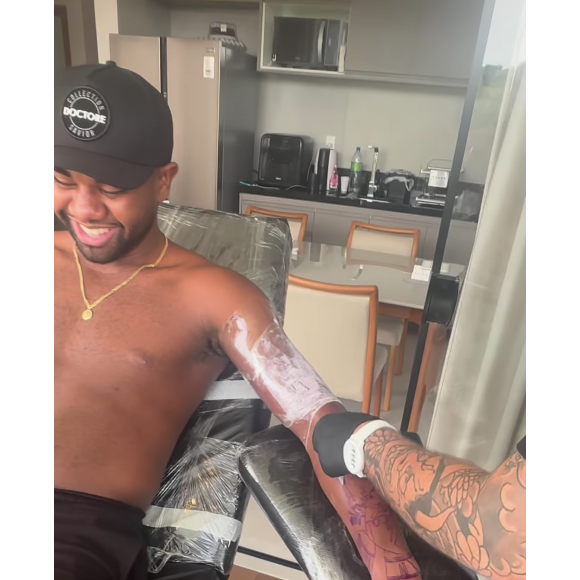 Davi Brito compartilhou todo o processo de produção de sua tatuagem em um vídeo no Instagram