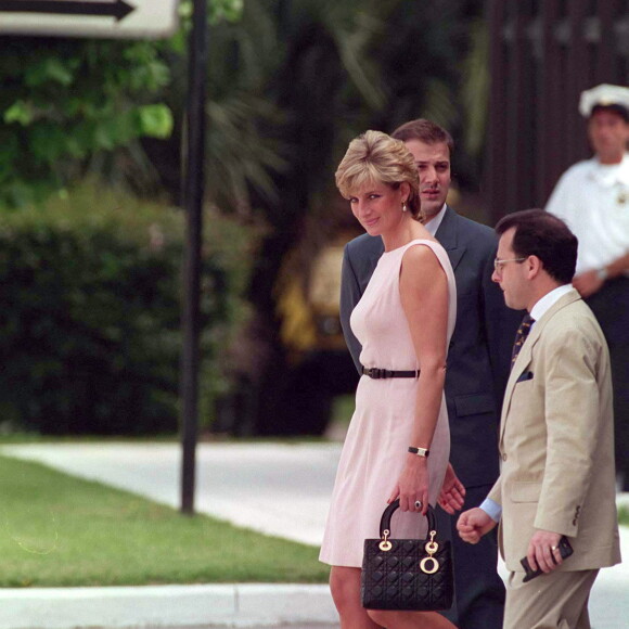 A bolsa se chama Lady Dior, justamente, em referência à Lady Di