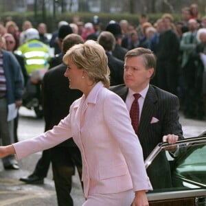 Princesa Diana usou a bolsa Lady Dior em diversas ocasiões em seus dois últimos anos de vida