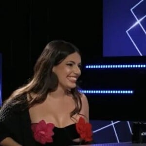 Fernanda Bande usou mesmo vestido que Anitta durante entrevista no 'De Frente com Blogueirinha'