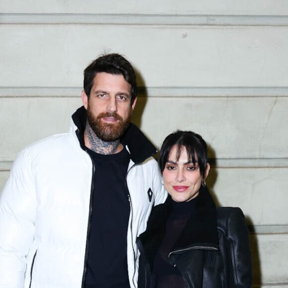 Marido de Cleo, Leandro D'Lucca fez primeira aparição após acidente e teve a companhia da cantora no aniversário de Luísa Sonza