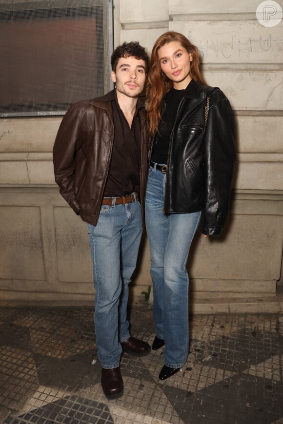 Sasha Meneghel e o marido, João Lucas, combinaram look para a festa de 26 anos de Luísa Sonza: casal escolheu jeans, camisa preta e jaqueta de couro